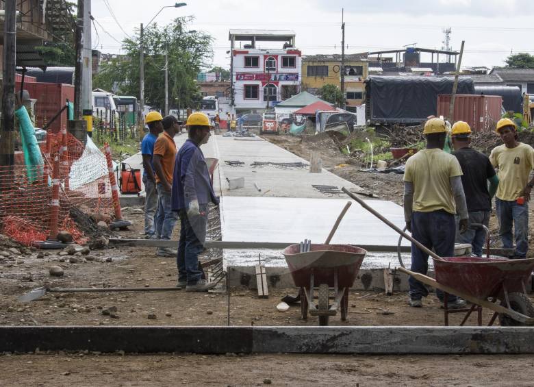 La Alcaldía de Apartadó proyectó en el cuatrienio pavimentar 12 kilómetros de vías y ya lleva 6 kilómetros. FOTO Róbinson sáenz