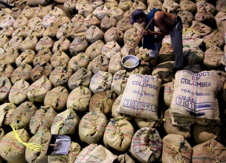 El precio internacional de referencia para el café suave completó 27 meses cayendo, pasando de US$1,60 por libra en noviembre de 2016 a US$0,94 ayer. FOTO Julio César Herera