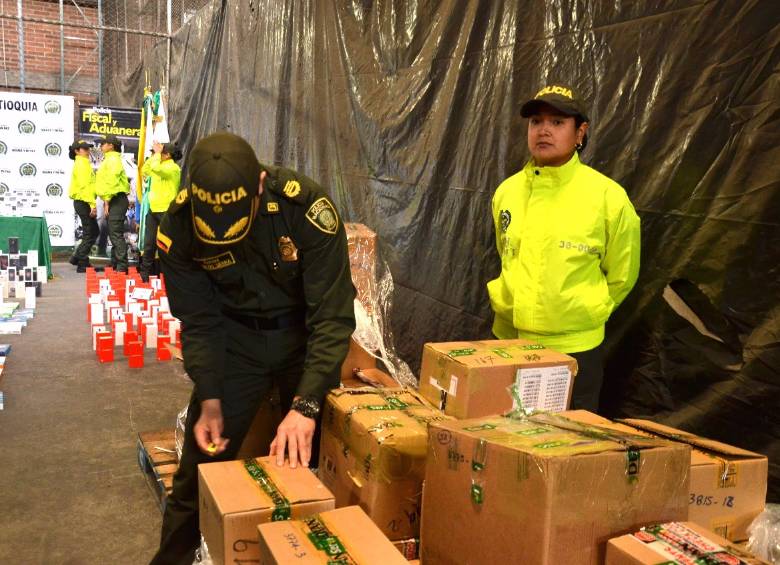 Incautan $2.000 millones en celulares de contrabando