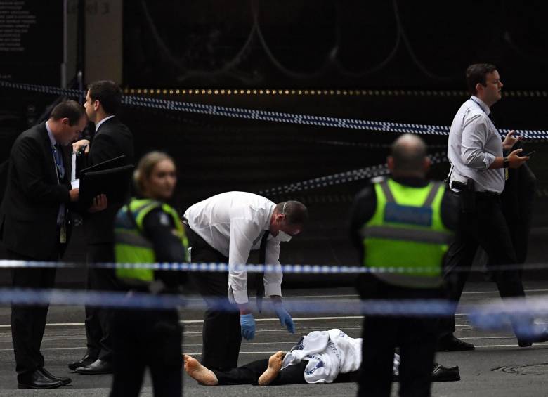 Una de las personas que resulto muerta tras el ataque. FOTO AFP
