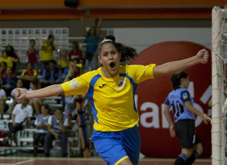 Marcela Restrepo fue la autora del primer gol de Colombia en el Suramericano de fútbol de salón de Cali. FOTO cortesía