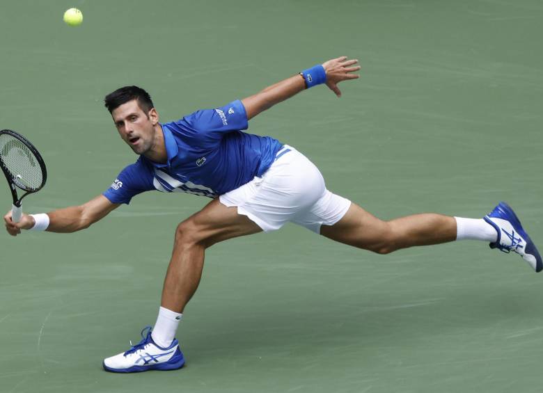 Novak Djokovic venció con parciales de 6-7 (5), 6-3, 6-4 y 6-2 al británico Kyle Edmund, 44 del mundo, y avanzó a la tercera ronda en el Abierto de Estados Unidos. FOTO EFE 