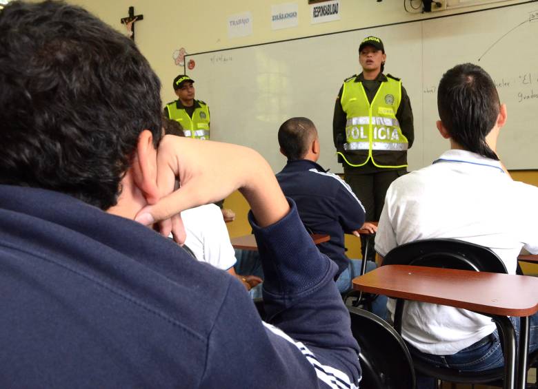 La Policía ha trabajado este año con 16.800 niños y adolescentes con el programa Abre tus ojos y el Dare, para la prevención al consumo de drogas primarias, como el alcohol y el tabaco. FOTO cortesía