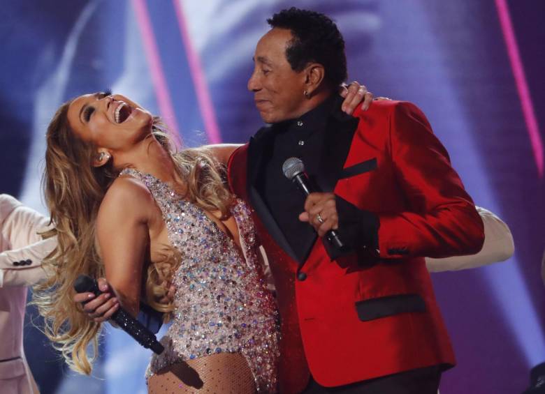 Jennifer López y Smokey Robinson. FOTO Reuters