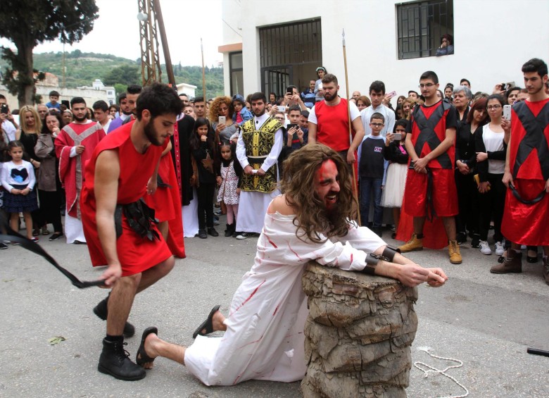 Fieles cristianos en el Líbano protagonizaron la pasión de Cristo. FOTO AFP