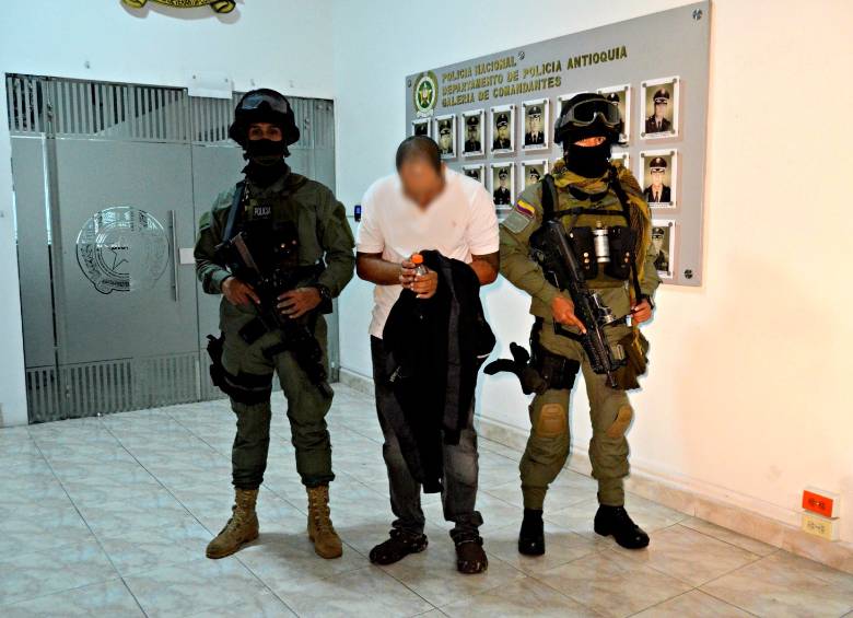 Durante la operación policial, las autoridades incautaron armas de fuego, munición y dinero en efectivo, producto de la venta y comercialización de los alucinógenos. FOTO Cortesía Policía Antioquia