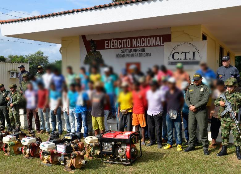 Los mineros sorprendidos extrayendo oro en zona rural de Caucasia fueron llevados al batallón Rifles de esa localidad y de allí conducidos ayer a la ciudad de Montería. FOTO Cortesía Policía Antioquia