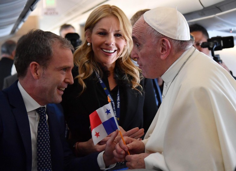 El Papa Francisco en el vuelo que lo llevará a Panamá. Foto: EFE