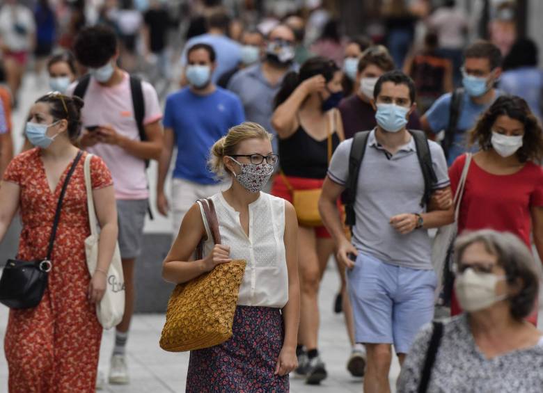 Las personas con máscara protectora caminan por una calle peatonal en Lyon el 22 de agosto de 2020 en el primer día de uso obligatorio de la máscara en partes del centro de la ciudad. FOTO AFP