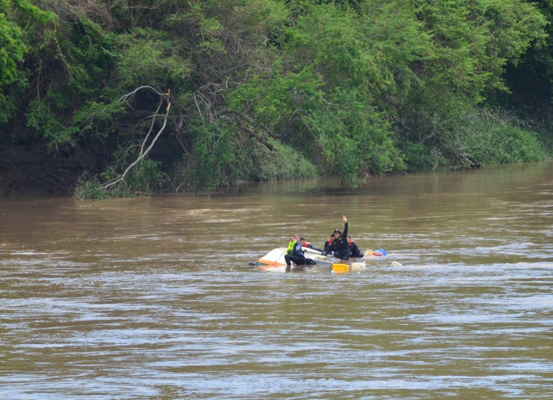 Lancha que buscaba avioneta en río Magdalena se hundió