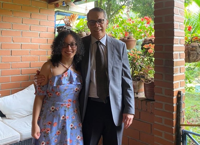 Al final del grado, el padre de Ana Lorena Caraballo Cordovez obtuvo su retrato con la nueva médica. FOTO CORTESÍA