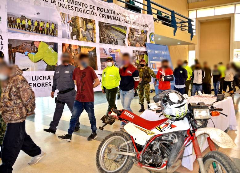 Estos son los capturados en los allanamientos realizados por la Fuerza Pública en El Carmen de Viboral. FOTO: CORTESÍA DE POLICÍA.
