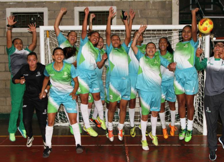 Uno de los equipos paisas que colaboró en la medallería de los Juegos Departamentales, con oro, fue el de fútbol de salón femenino. FOTO cortesía Rodrigo Mora 