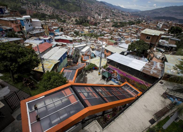 En la noche del martes se reportaron balaceras en el sector de Las Independencias en la comuna 13. Foto: Jaime Pérez Munévar