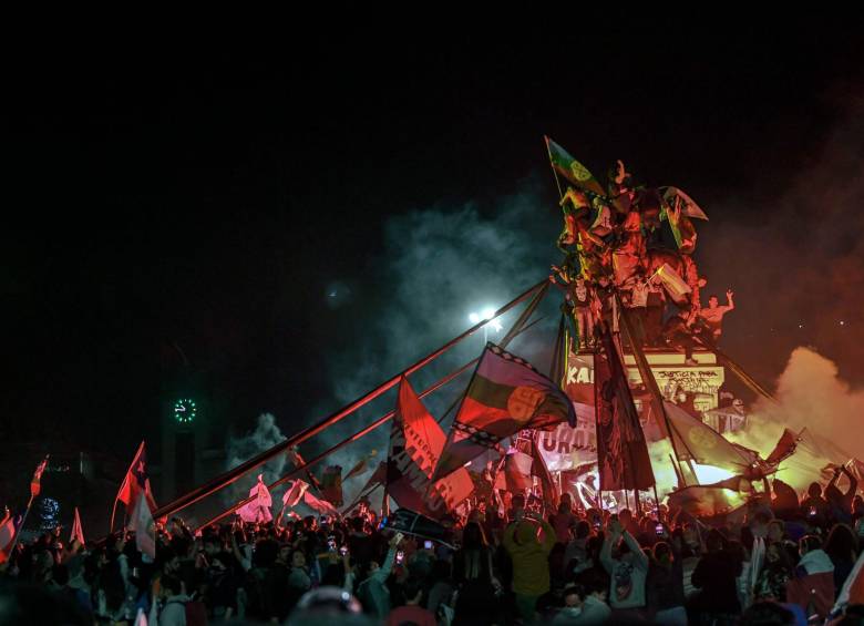 Gente celebra el triunfo del “apruebo” a una nueva Constitución. Foto: AFP 