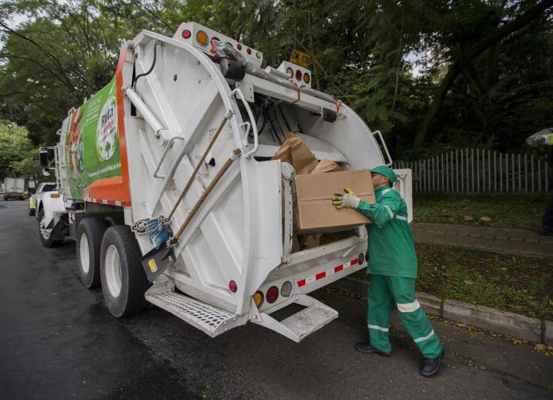 Cuatro compactadores de Emvarias recorren, al menos una vez por semana, 23 barrios de El Poblado y La Asomadera. El programa impacta a 48.096 usuarios residenciales y 10.765 comerciales del Parque Lleras, El Poblado y alrededores. FOTO Donaldo Zuluaga