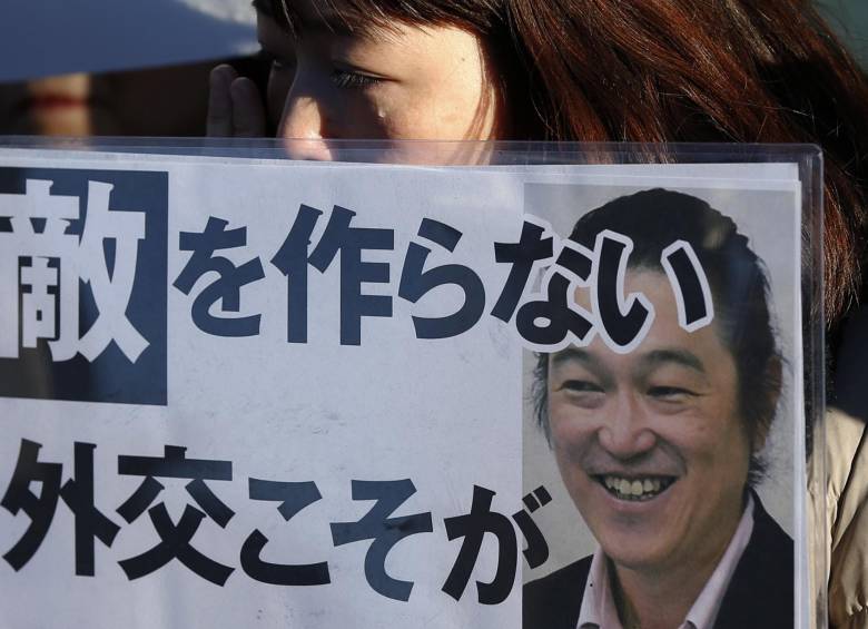 Ciudadanos japoneses rechazaron el hecho contra Goto. FOTO REUTERS. 