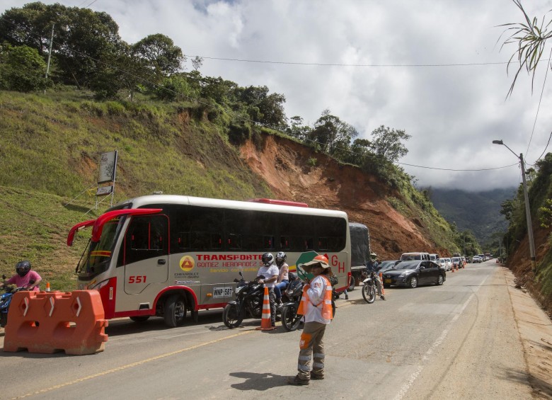 Además del paro en Urabá, el reciente derrumbe en el paso Medellín-Santa Fe de Antioquia también afectó el tránsito de viajeros a la zona agroindustrial. Foto: Manuel Saldarriaga.