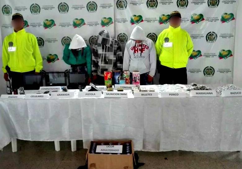 Tres mayores de edad y un menor de 18 años fueron los capturados. FOTO CORTESÍA POLICÍA ANTIOQUIA