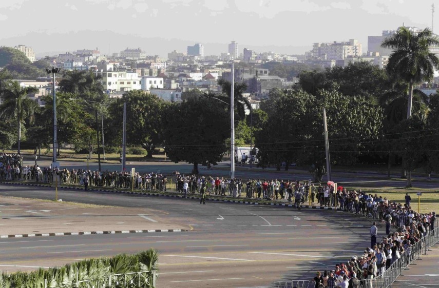 Las filas para despedir a Castro ocupan varias cuadras en el centro de La Habana. FOTO REUTERS