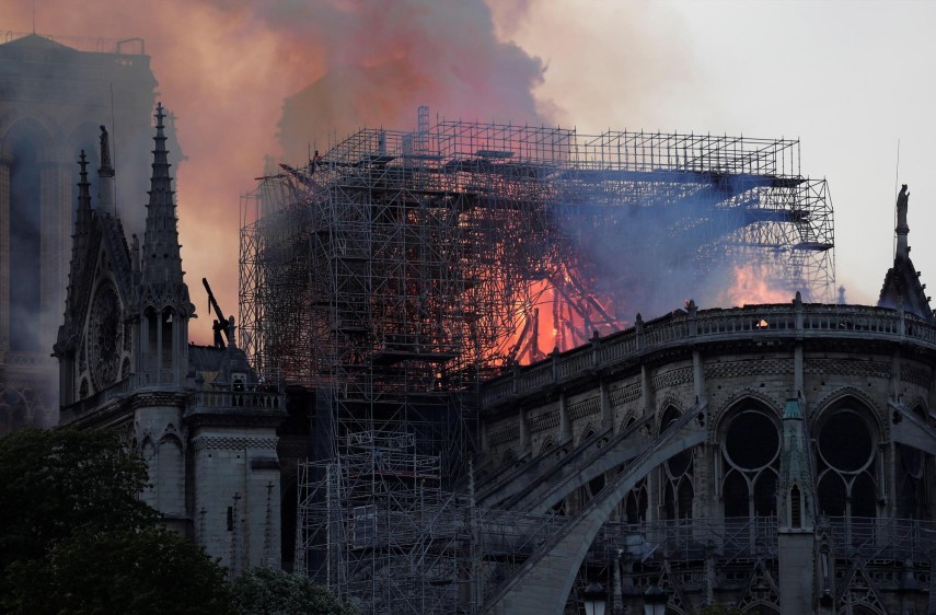 El incendio estaría “potencialmente relacionado” a los trabajos de renovación de la edificación, informaron los bomberos. FOTO AFP