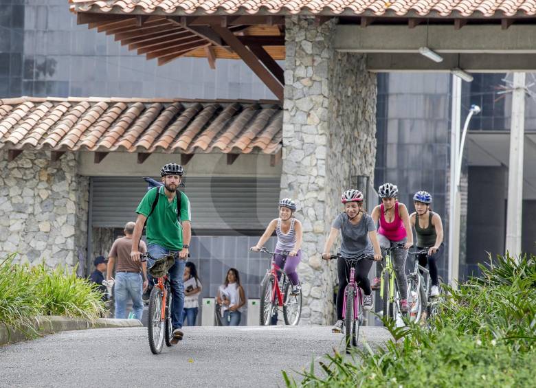 El Área Metropolitana empezaría este año la construcción de la ciclorruta que conectará por la calle Barranquilla a la Universidad de Antioquia y a la Universidad Nacional. FOTO juan antonio sánchez