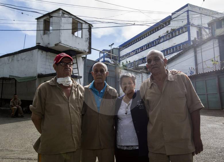 La “madre” acompañada por varios ancianos reclusos de la cárcel de Bellavista. FOTO jaime pérez