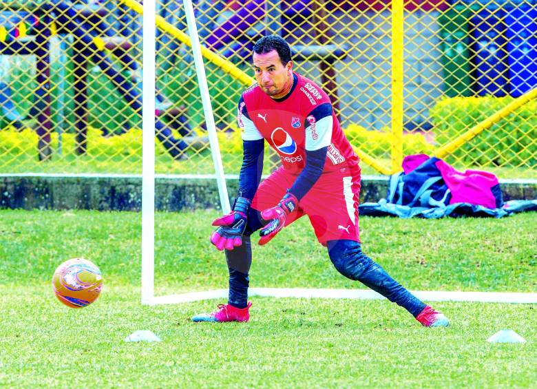 Los arqueros David González y Nelson Ramos vienen alternándose en la portería roja, y los dos andan en una sana competencia para jugar en el clásico. FOTOs juan antonio sánchez