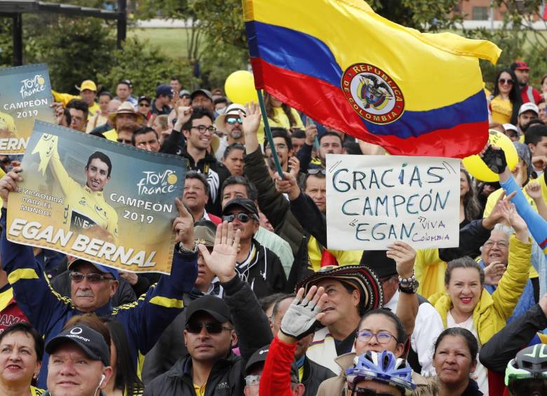 Aficionados al ciclismo celebran el paseo triunfal del colombiano Egan Bernal este domingo, en Zipaquirá (Colombia). La ciudad de Zipaquirá amaneció este domingo preparada para celebrar el triunfo del que ya es uno de sus hijos más ilustres Foto: EFE