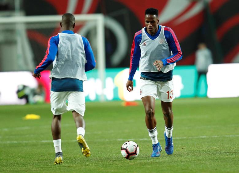 Yerry Mina, durante el calentamiento antes del duelo con Corea de Sur. FOTO EFE