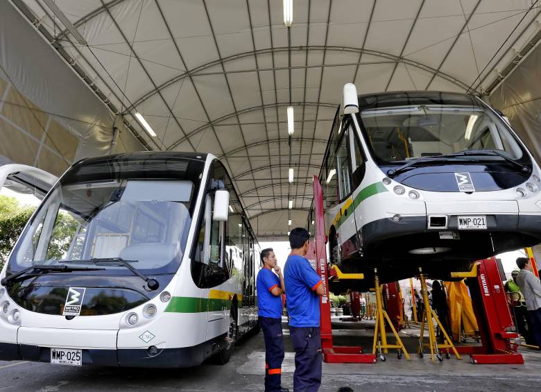 Las líneas 1 y 2 del sistema Metroplús movilizan a unos 120.000 usuarios en un día típico de operación. Hay 226 conductores de bus con jornadas de seis y ocho horas. FOTO juan antonio sánchez