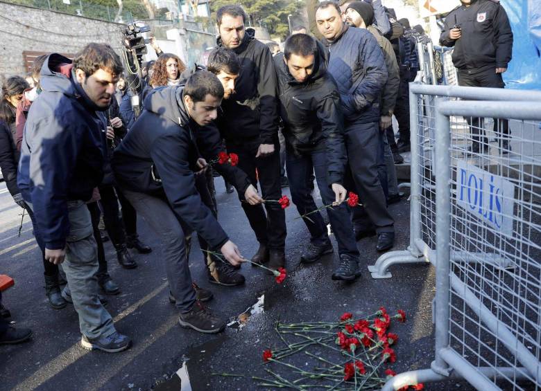 Los ciudadanos se acercaron al Club Reina, en Estambul, para poner flores, horas después de que un hombre disparara contra quienes celebraban la llegada del 2017 en ese lugar. FOTO reuters
