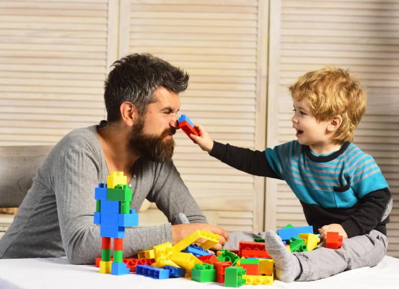 En la familia se establecen los primeros vínculos emocionales y vivencias de los niños con las personas cercanas. FOTO sstock.
