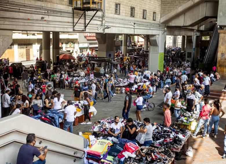 Aglomeraciones en el Centro de la ciudad en esta temporada navideña han causado espanto. Esto por la falta de distanciamiento y por tapabocas mal puestos, entre otros. FOTO camilo Suárez