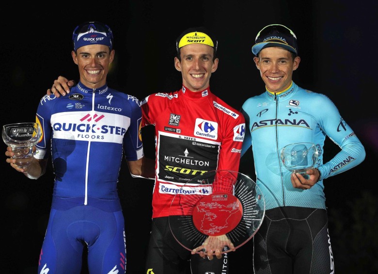 Los tres mejores de la Vuelta a España 2018: Enric Mas (español, segundo en el podio), Simon Yates (británico, campeón) y el crédito colombiano Miguel Ángel López (tercero). FOTO EFE 