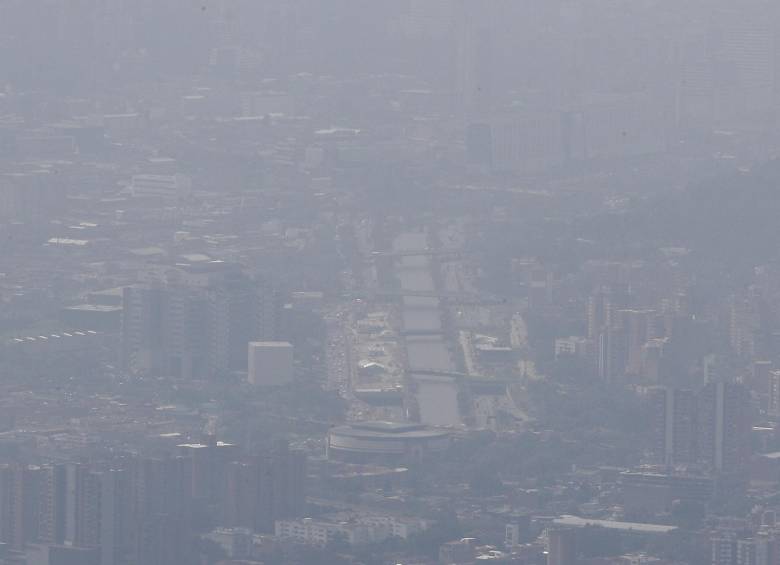 Así se vio Medellín y el Valle de Aburrá el pasado jueves, por cuenta de la contaminación ambiental. FOTO Manuel saldarriaga