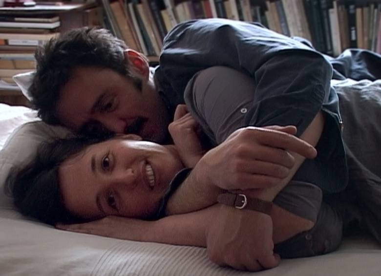 Sus exnovias lo acompañan y le ayudan a recordar historias y a traer apartes de la memoria diluida en alcohol. FOTO película