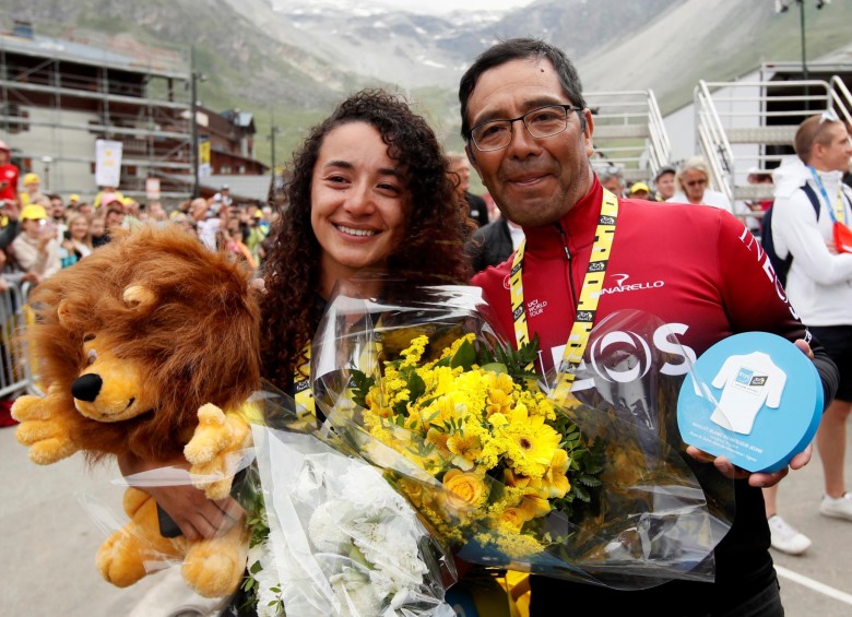 En meta también celebraron dos personas que han acompañado a Egan en Tour, su padre Germán y novia Xiomara. FOTO REUTERS