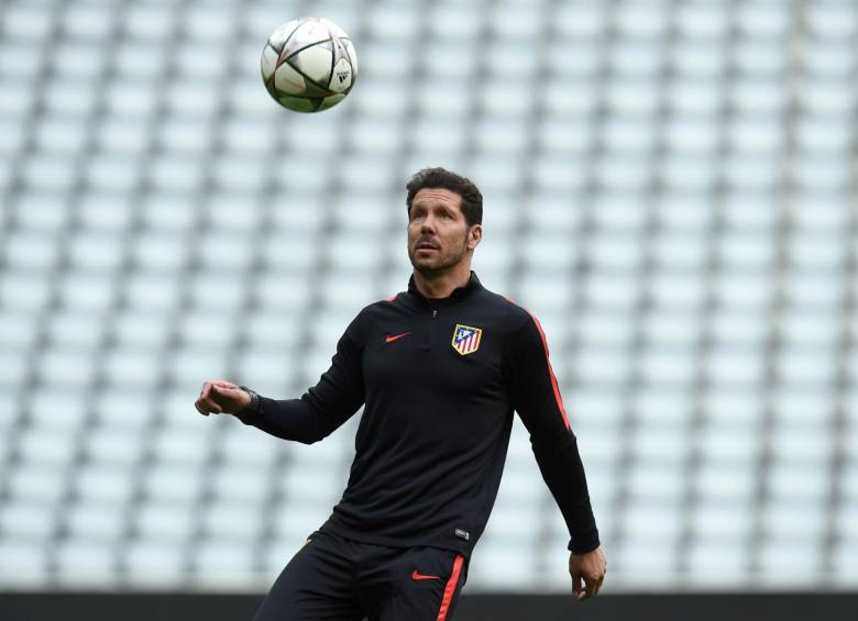 Diego Simeone hace jueguitos con el balón en el Allianz Arena. Espera dar el paso a su segunda final de Champions. FOTO afp