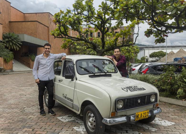 El amigo fiel vuelve: un Renault 4 eléctrico rueda en Medellín