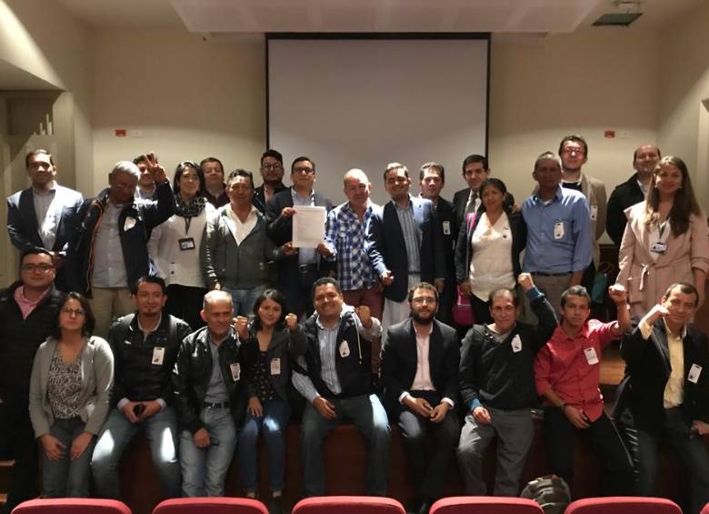 Negociadores luego de lograr el acuerdo. FOTO Cortesía Ministerio del Interior