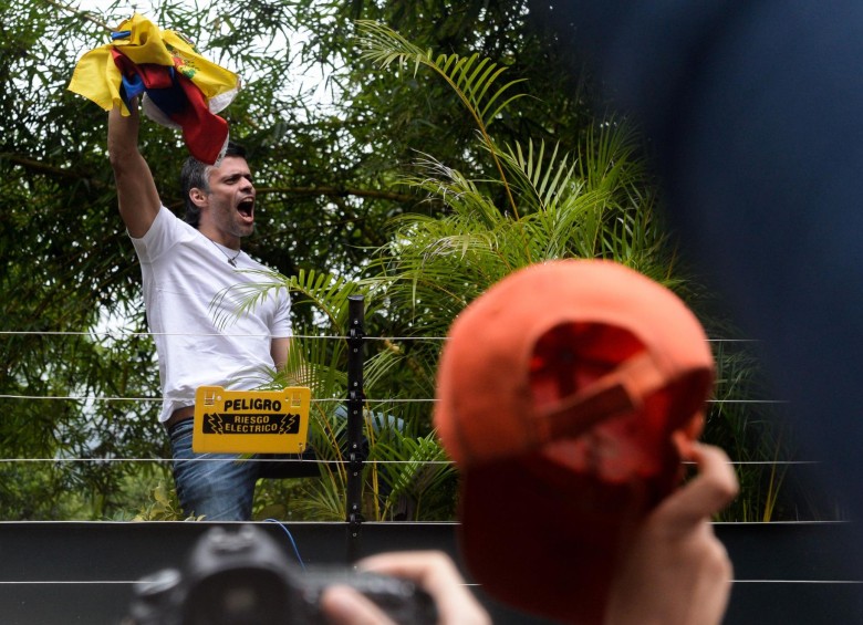 El líder político venezolano Leopoldo López, el preso más emblemático de la oposición, salió hoy de la cárcel con una medida de arresto domiciliario y en sus primeras declaraciones llamó a los ciudadanos, que cumplen mañana 100 días de protestas, a mantenerse en las calles. FOTO AFP