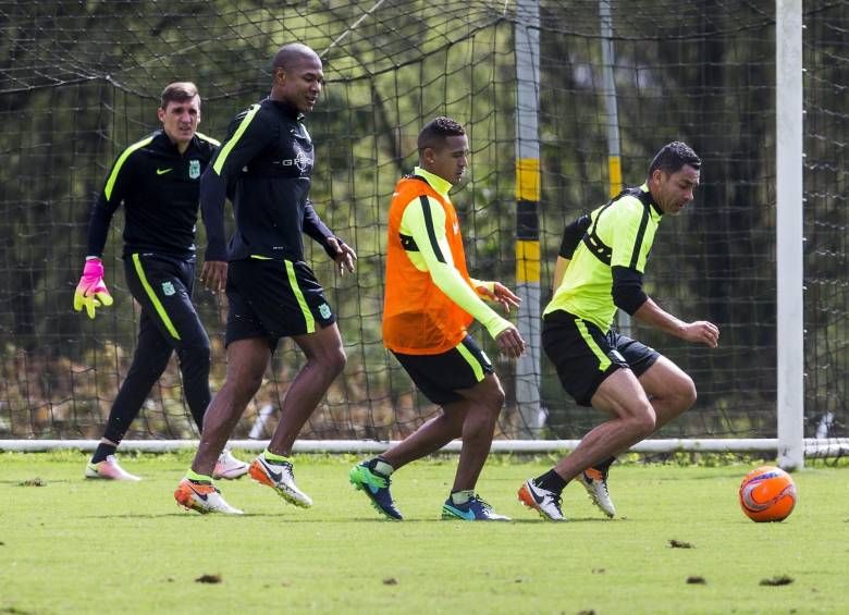 El club antioqueño trabaja ya con el grupo de jugadores completo de cara a su debut ante Bucaramanga en la Liga Águila-1. En la imagen, Armani, Henríquez, Macnelly y Nájera. FOTO jaime pérez