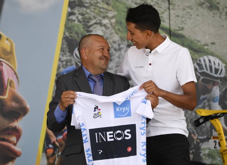 Agradecido. Egan le brindó la camiseta de campeón joven de la ronda gala a quien lo descubrió: Fabio Rodríguez. Foto AFP
