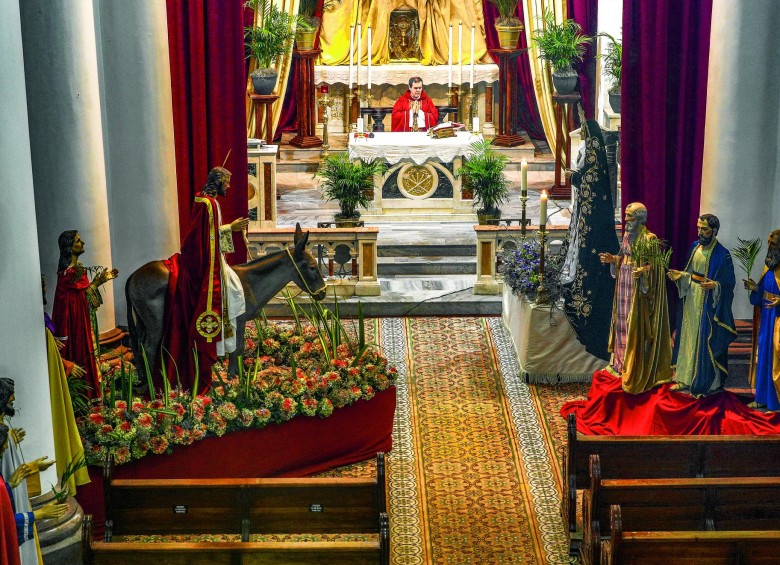 La Arquidiócesis de Medellín recomendó buscar alternativas para recrear las ceremonias en casa, como se hace en Navidad con los pesebres. FOTO MANUEL SALDARRIAGA