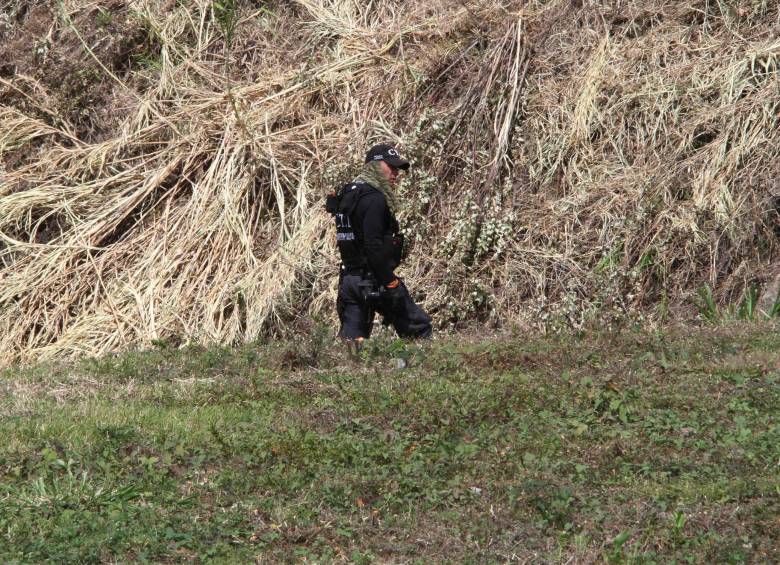 Investigadores del CTI recorren la zona para asegurar que no haya explosivos. FOTO Robinson Sáenz