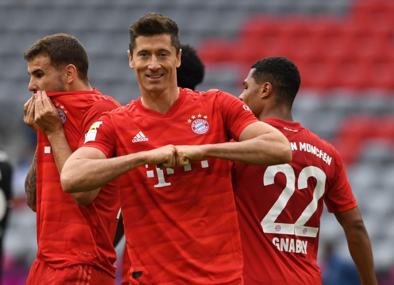 El goleador de la selección polaca, Robert Lewandowski, logró doblete en la victoria del Bayern por la fecha 29 de la Bundesliga. FOTO AFP