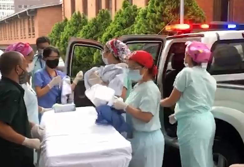 Este fue el momento en el que la patrulla llegó al hospital y las enfermeras recibieron a la bebé. FOTO: CORTESÍA DE LA POLICÍA METROPOLITANA.