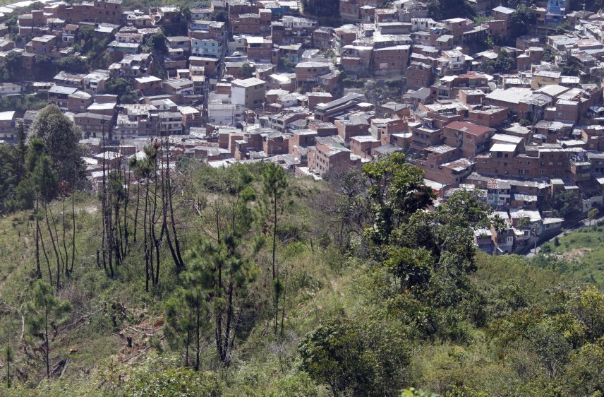 Vecinos de la Comuna 13 relatan que veían cómo subían con los cuerpos hacia “La Escombrera” para desaparecerlos allí. Foto: Donaldo Zuluaga.
