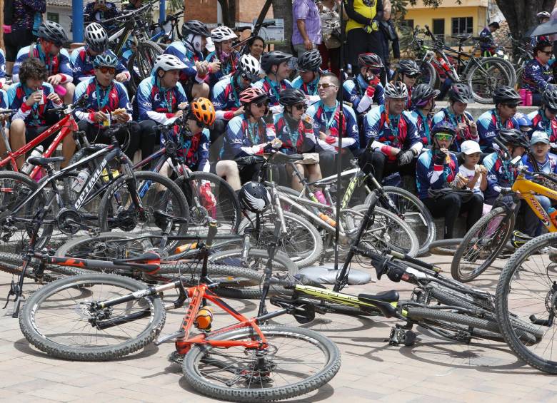 Bicicletas polvorientas inundaron el parque de El Carmen en el remate del Clásico. Fotos Manuel Saldarriaga